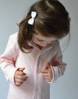 Långärmad pyjamas barn - rosa med vita detaljer