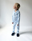 Långärmad pyjamas barn - ljusblå med vita detaljer