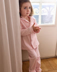 Långärmad pyjamas barn - rosa med vita detaljer