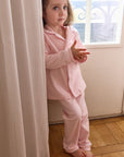 Långärmad pyjamas barn - rosa med vita detaljer