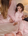 Rosa matchande pyjamasar mamma och barn
