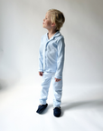 Långärmad pyjamas barn - ljusblå med vita detaljer