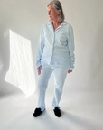 Långärmad pyjamas dam - ljusblå med vita detaljer