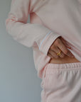 Långärmad pyjamas dam - rosa med vita detaljer