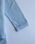 Långärmad pyjamas barn - blå med vita detaljer