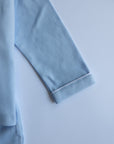 Långärmad pyjamas barn - blå med vita detaljer