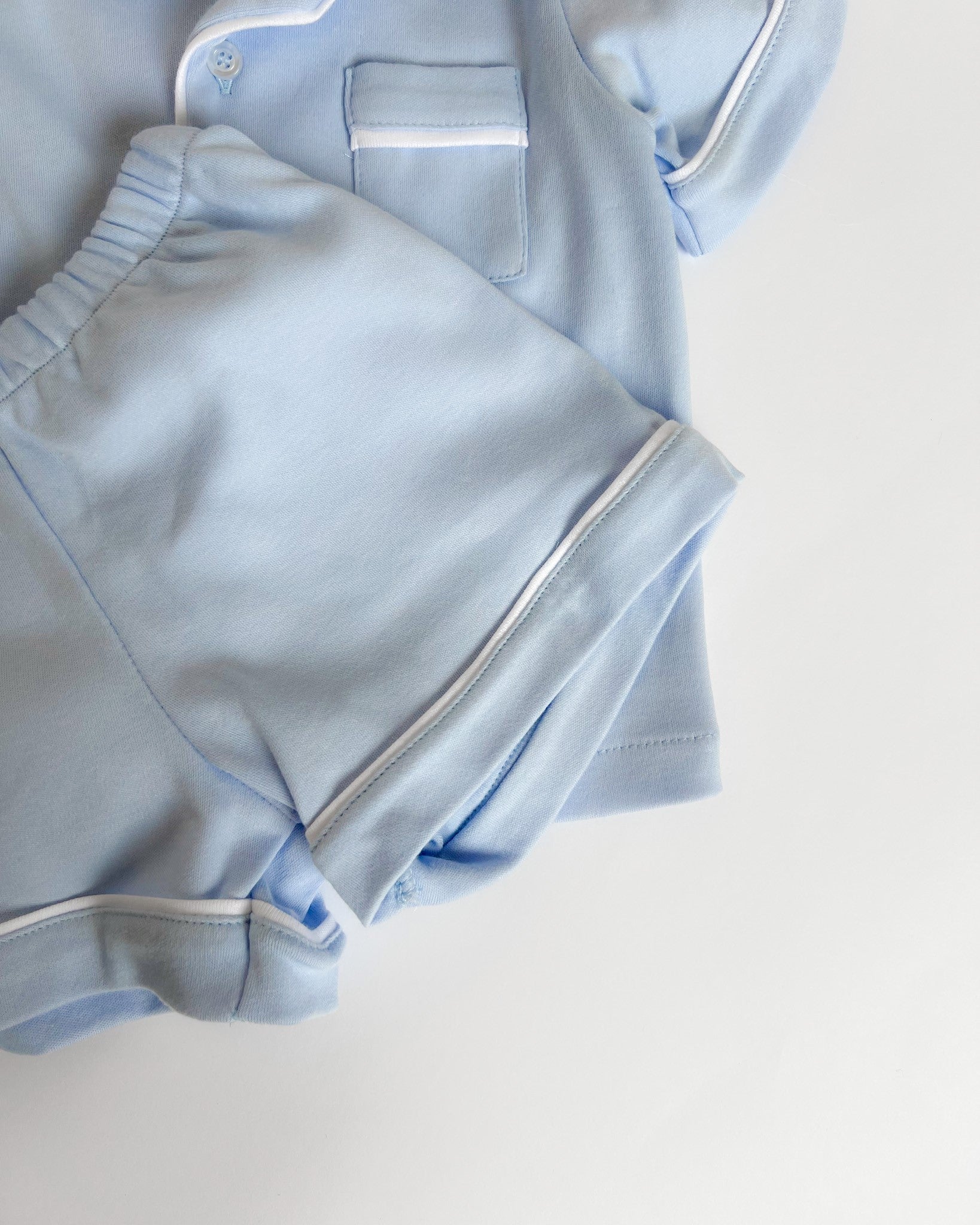 Kortärmad pyjamas blå med vita detaljer