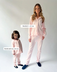 Rosa matchande pyjamasar mamma och barn