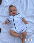 Kortärmad pyjamas vit med navy detaljer