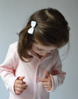 Långärmad pyjamas barn - rosa med vita detaljer