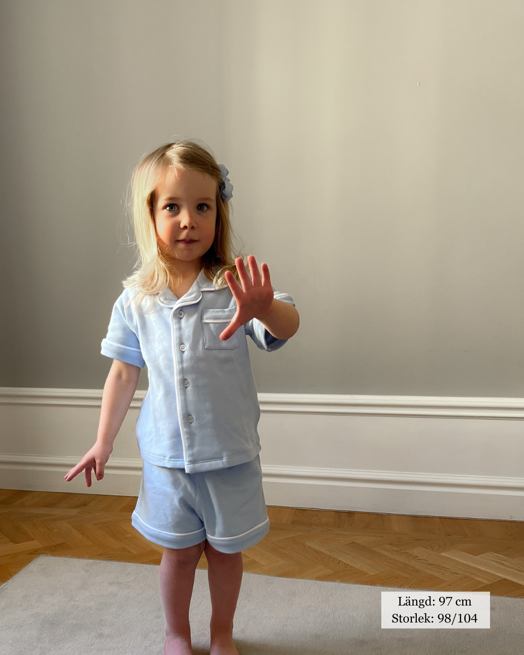 Kortärmad pyjamas blå med vita detaljer