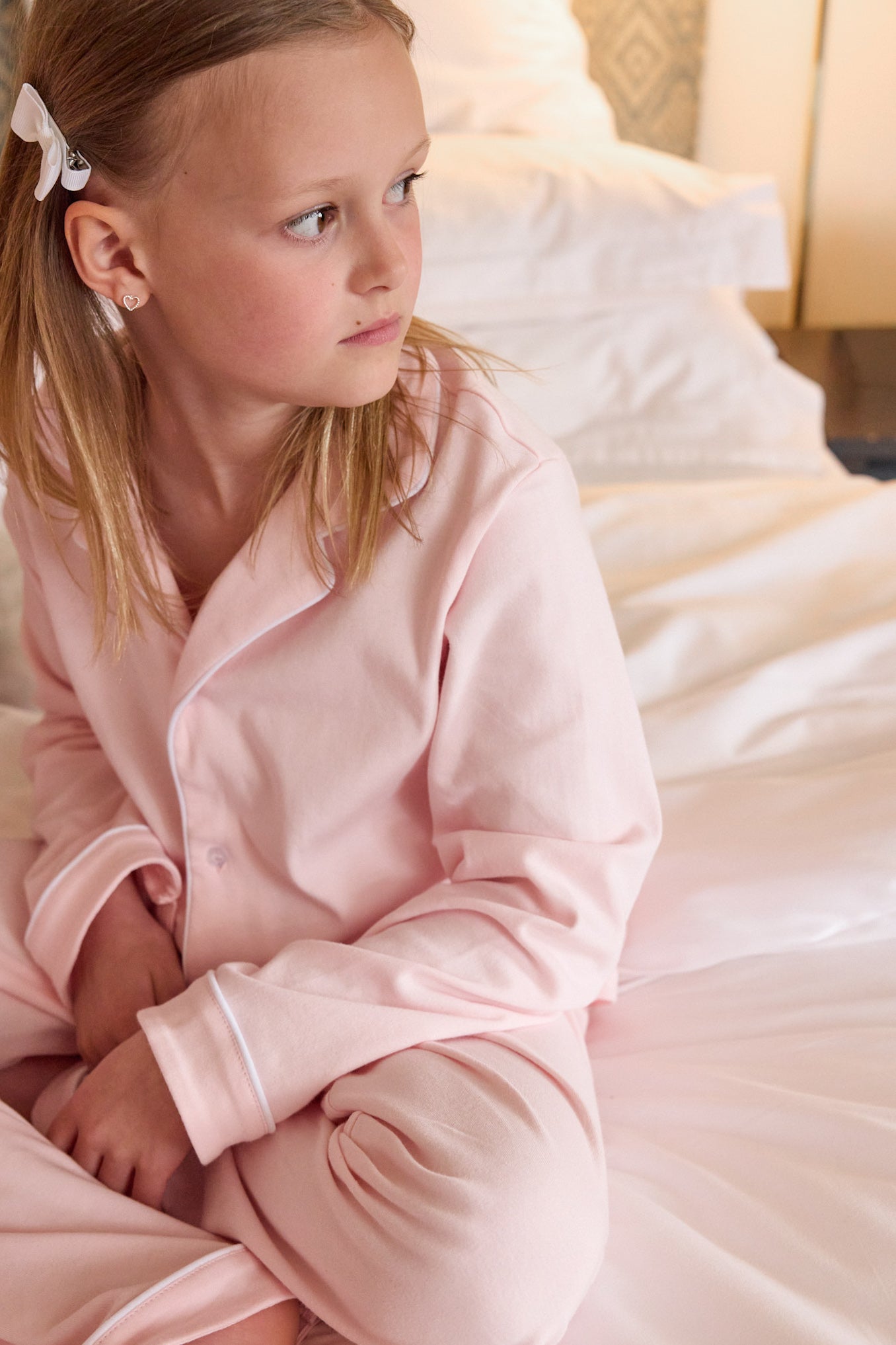 Långärmad pyjamas barn - rosa med vita detaljer