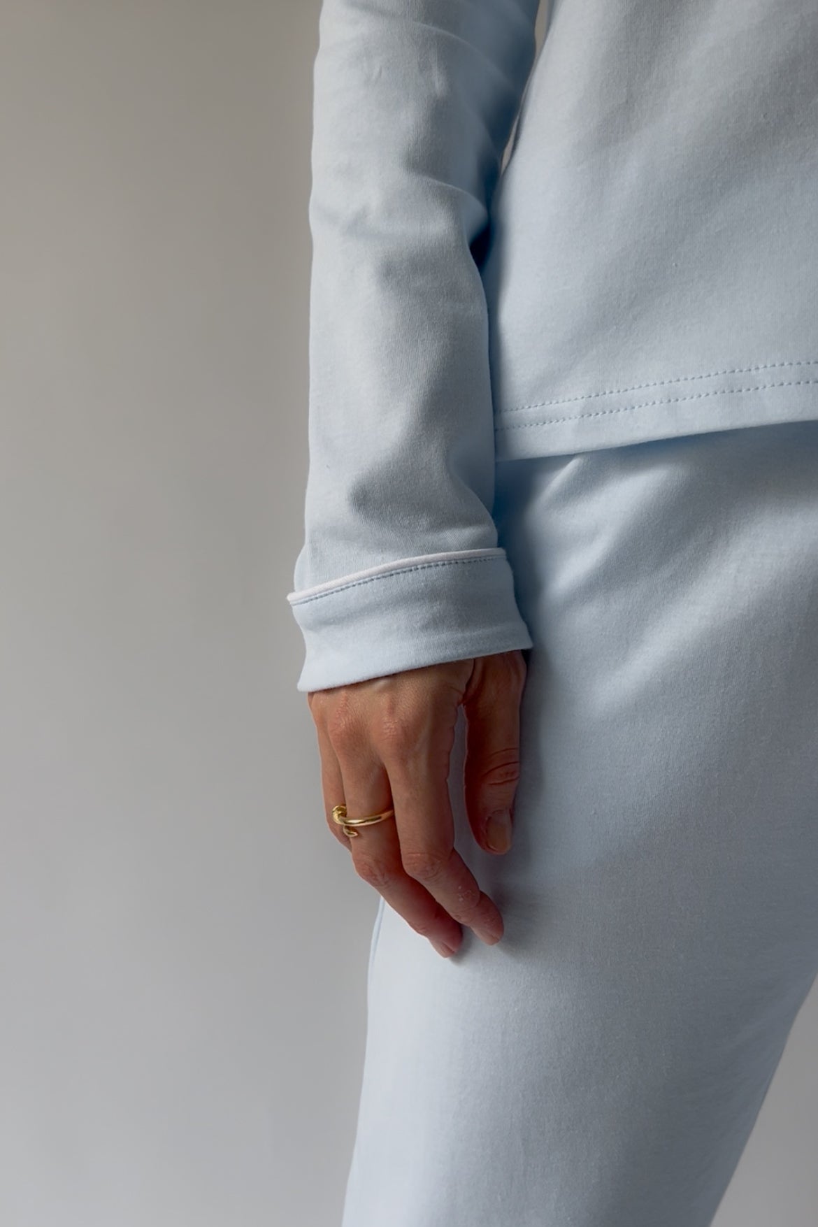 Långärmad pyjamas dam - ljusblå med vita detaljer