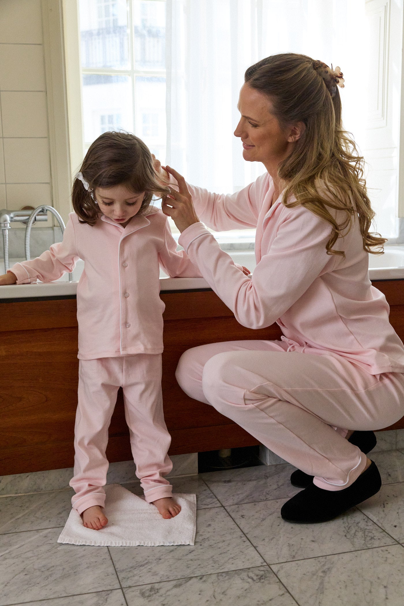 Långärmad pyjamas barn - rosa med vita detaljer