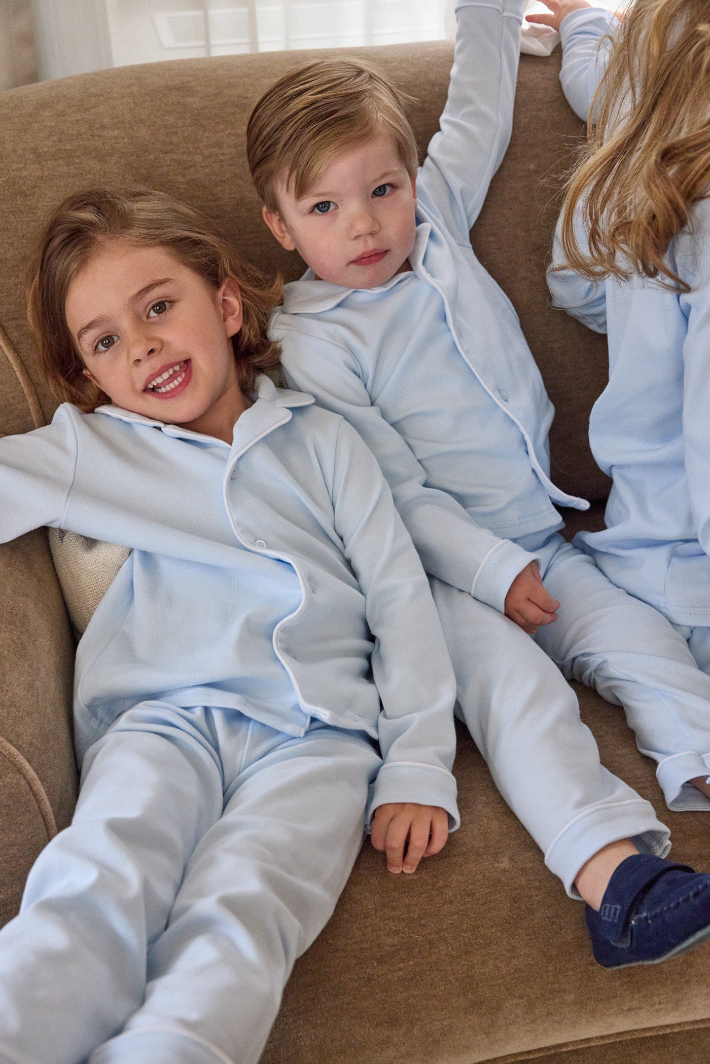 Långärmad pyjamas barn - ljusblå med vita detaljer