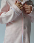 Långärmad pyjamas barn - rosa med vita detaljer