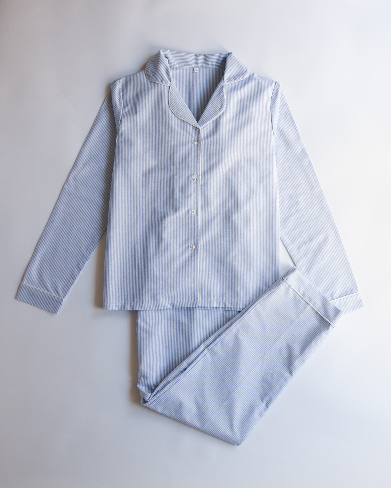 Långärmad pyjamas dam blå vit randig