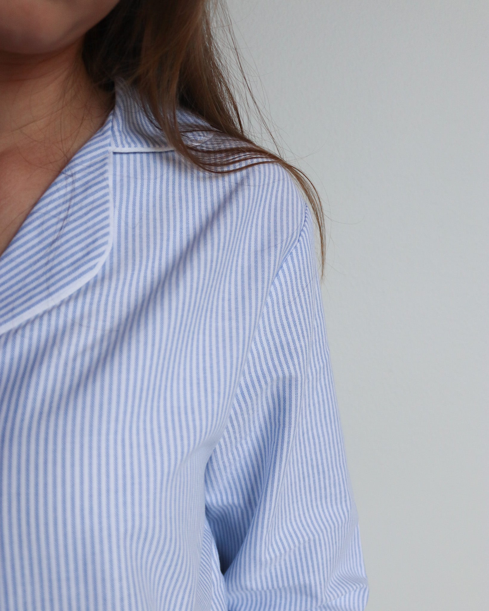 Långärmad pyjamas dam blå vit randig