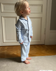 Långärmad pyjamas barn - blå med vita detaljer