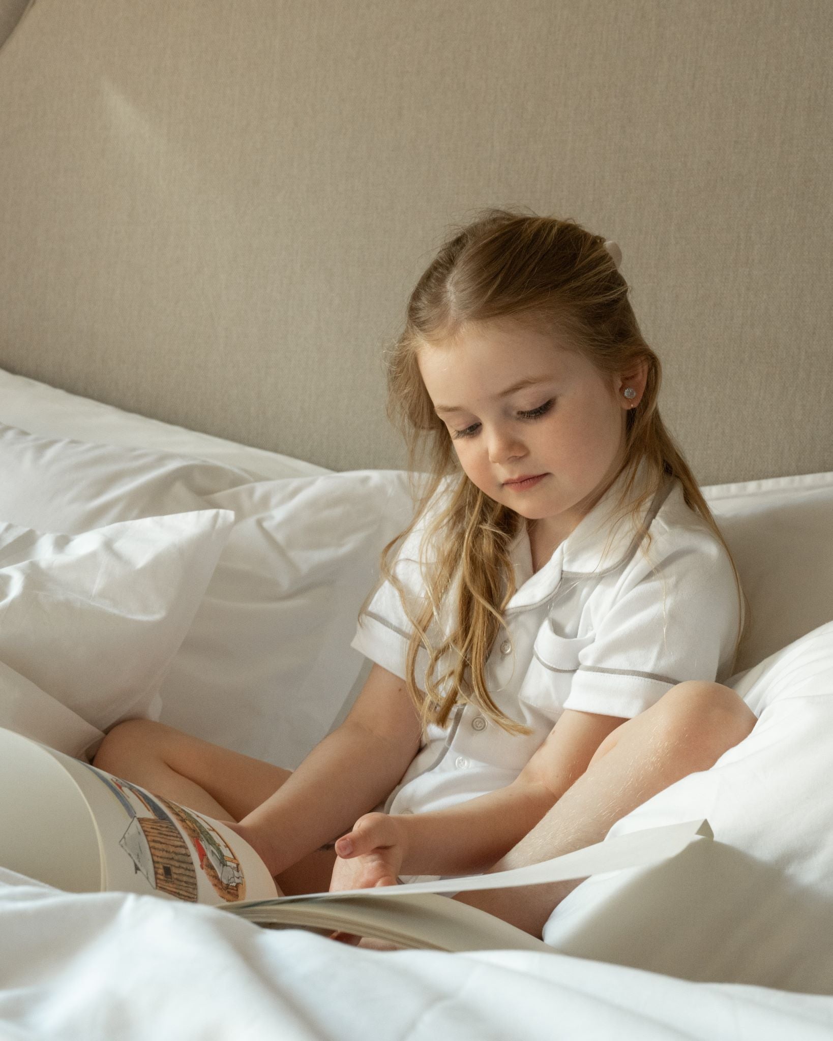 Kortärmad pyjamas vit med beiga detaljer