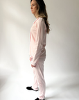 Långärmad pyjamas dam - rosa med vita detaljer