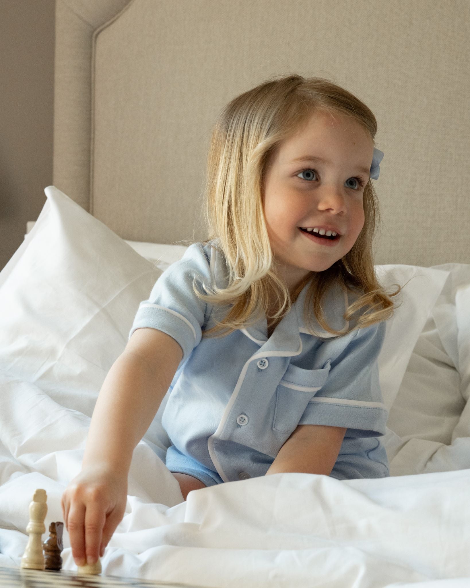 Kortärmad pyjamas blå med vita detaljer