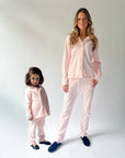 Rosa matchande pyjamasar mamma och barn